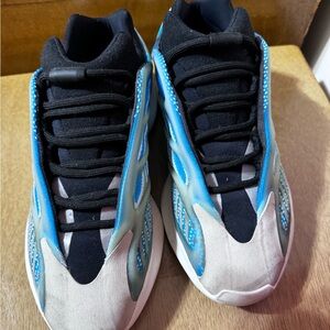 Yeezy 700 v3 Arzareth